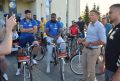 Zawodnicy zespołu Barlinek Industria Kielce i wiceprezydent Kielc razem w peletonie