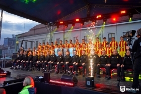 Efektowna prezentacja piłkarzy Korony Kielce na Rynku w Kielcach. Kibice dopisali