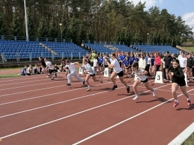 W pierwszych wiosennych \"Czwartkach Lekkoatletycznych\" na naszym stadionie rywalizowało 220 uczniów
